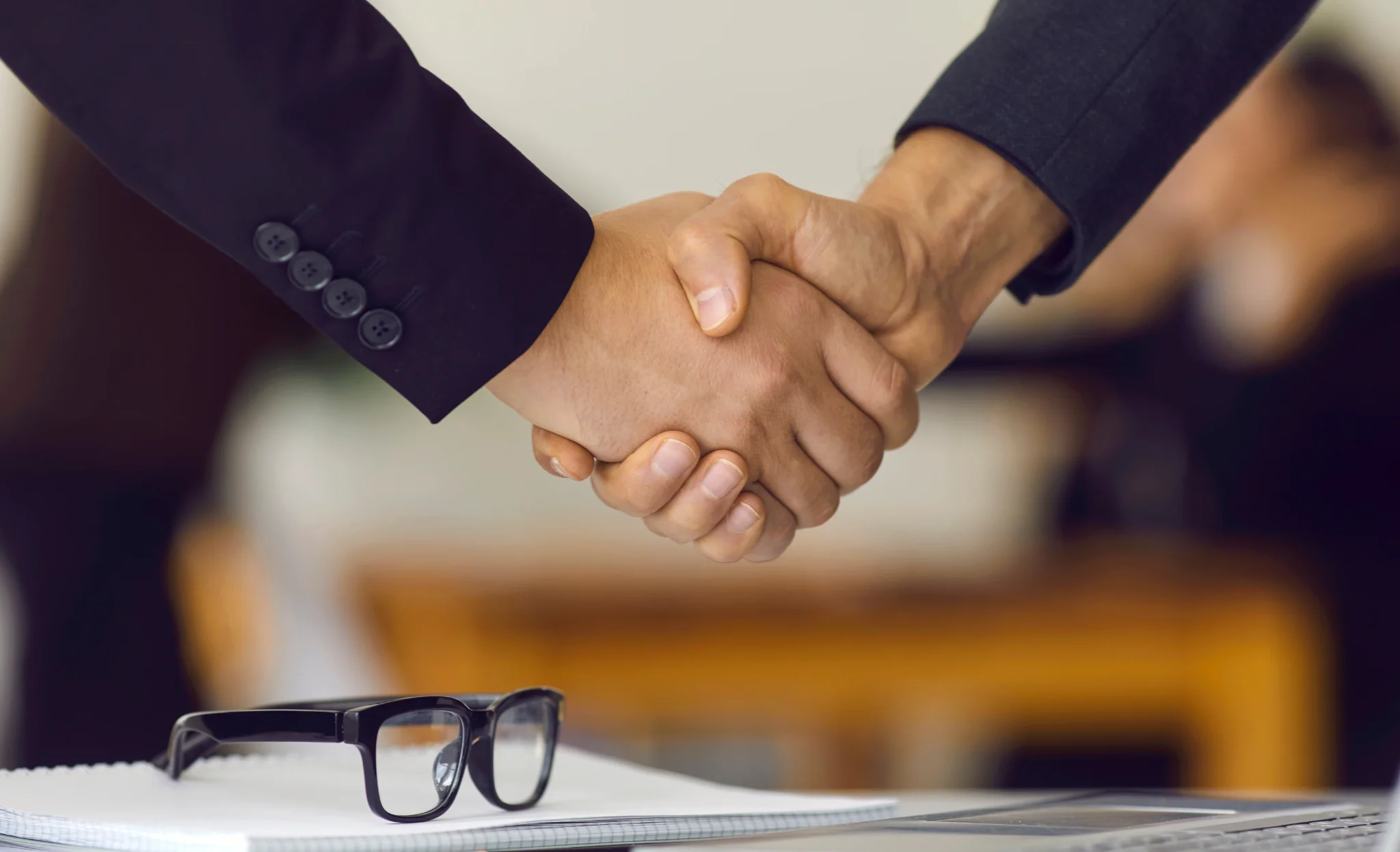 poignée de main de confiance pour un accompagnement sur des sujets avec des enjeux juridiques notamment
